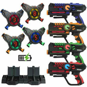 שתי ערכות לייזר טאג הכוללות 4 אקדחי לייזר צעצוע עם תאורת לילה ומגוון פונקציות ו-4 אפודים